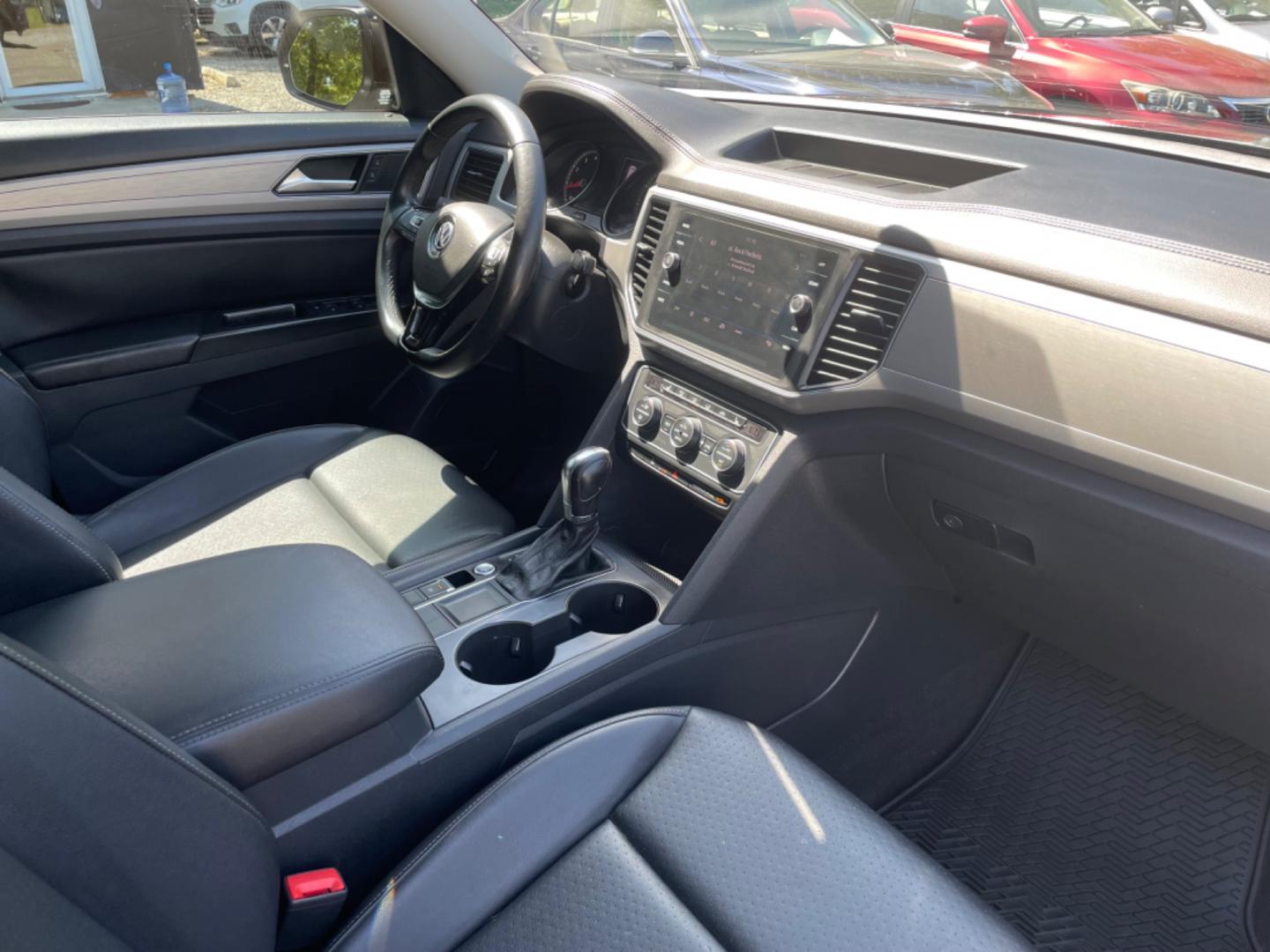 2019 BLACK VOLKSWAGEN ATLAS V6 SE (1V2DR2CA0KC) with an 3.6L engine, Automatic transmission, located at 5103 Dorchester Rd., Charleston, SC, 29418-5607, (843) 767-1122, 36.245171, -115.228050 - Local Trade-in with Gorgeous Leather Interior, Third Row Seating, Backup Camera, AUX/Bluetooth/USB, Dual Climate Control, Power Everything (windows, locks, seats, mirrors), Heated Seats, Rear In-door Sunshades, Push Button Start, Keyless Entry, Alloy Wheels. 121k miles Located at New Life Auto Sale - Photo#8